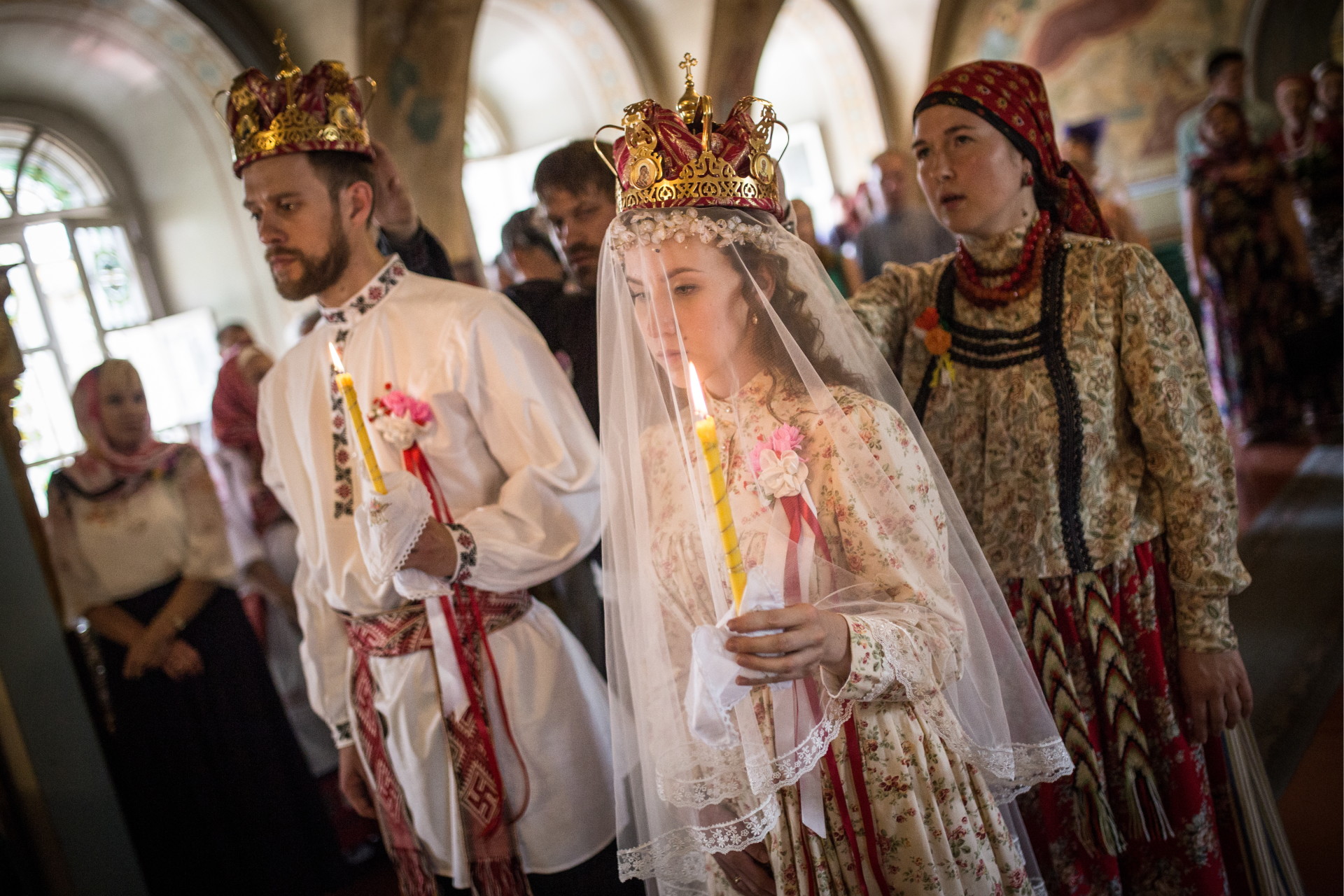 这是 Bride Diana Khamitova (R) 和 groom Ilya Klinkin 在the Resurrection Cathedral教堂举行婚礼的照片，这里把人名标注以表示对主人公的尊重。 （由托木斯克国立大学社会研究院刊登）