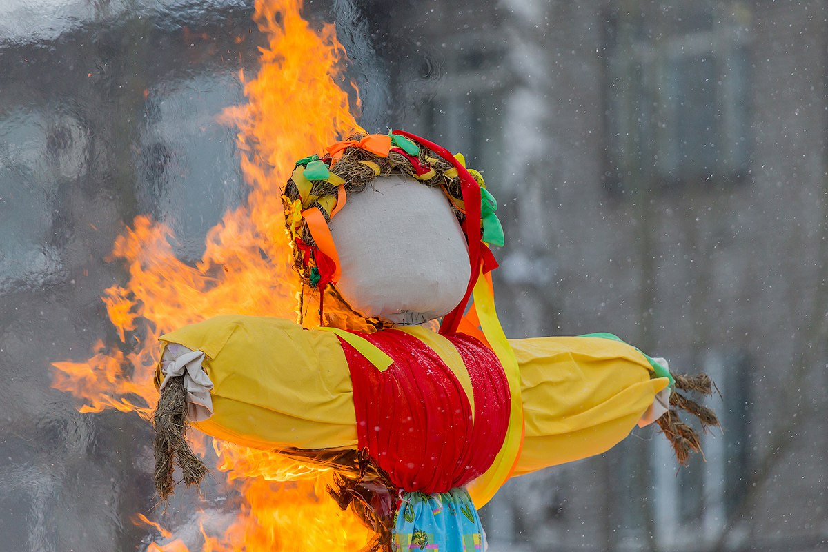 俄罗斯谢肉节的重要仪式之一 - 火烧稻草人