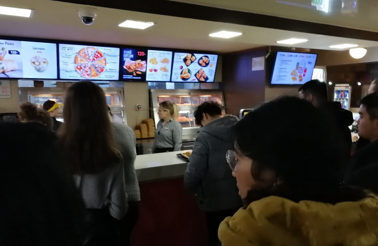 俄罗斯留学|叶卡捷琳堡|乌拉尔联邦大学|披萨店吃快餐
