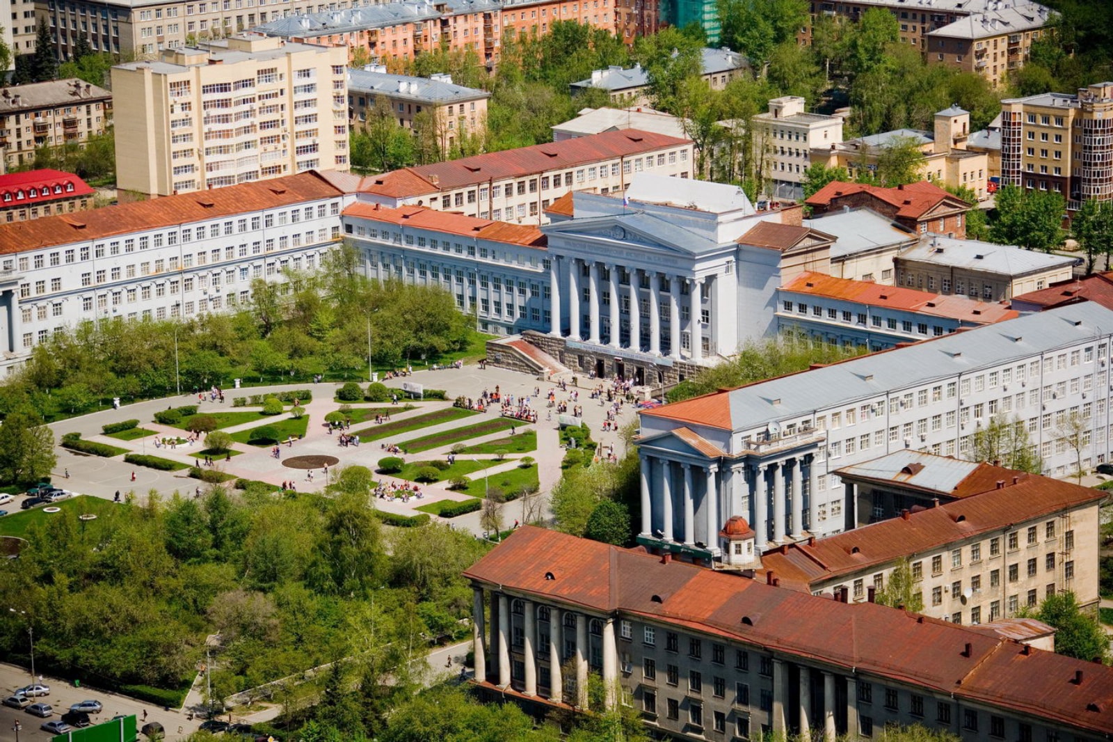 本文主要介绍乌拉尔联邦大学预科为主，图为乌拉尔联邦大学主楼|俄罗斯留学