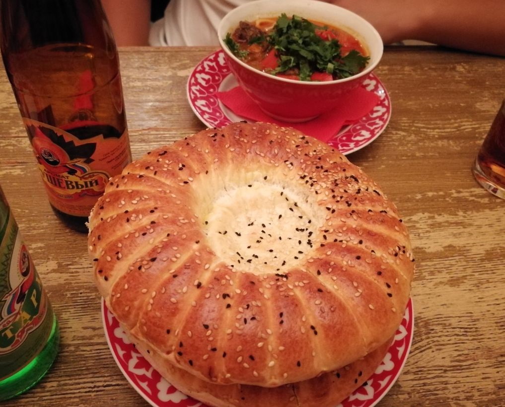 叶卡捷琳堡当地的烤馕和羊肉汤